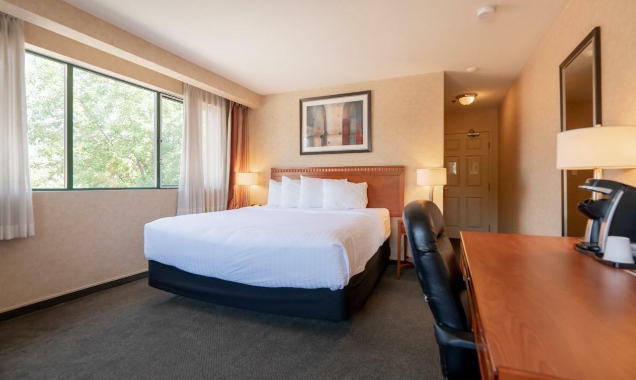 Hotel Kelowna & Conference Centre Eksteriør billede